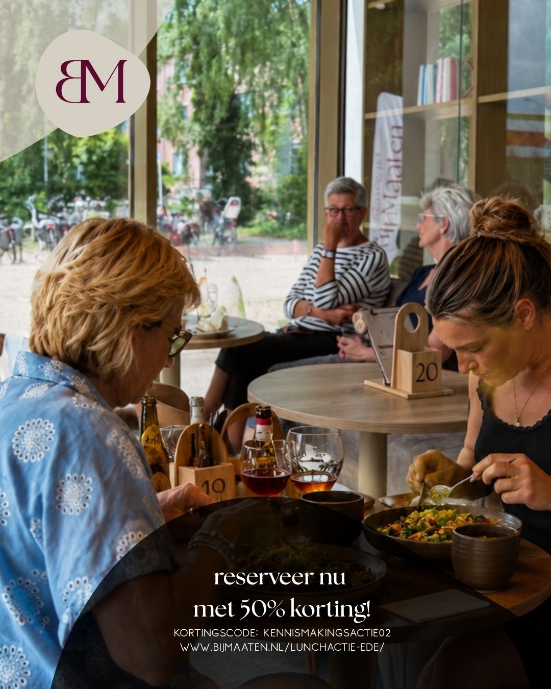 Twee vrouwen lunchen samen bij Grandcafé Bij Maaten in Ede met 50% korting op ontbijt en lunch