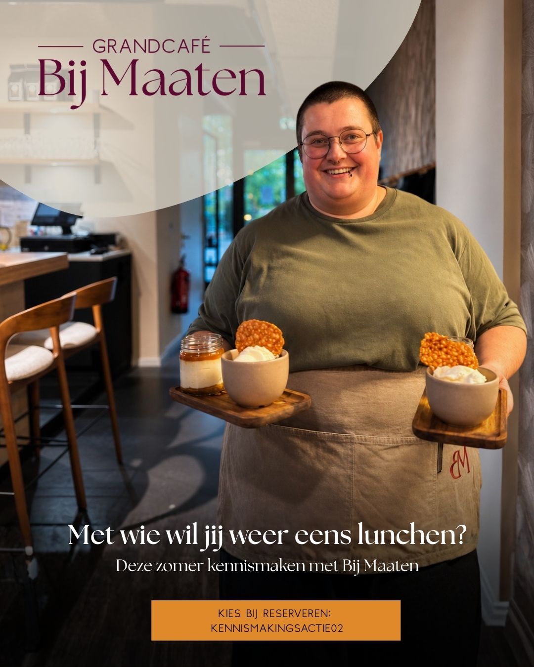 Medewerker van Grandcafé Bij Maaten in Ede met desserts tijdens de 50% kennismakingsactie