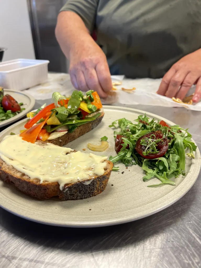 Lunch broodje kaas en salade bij Bij Maaten