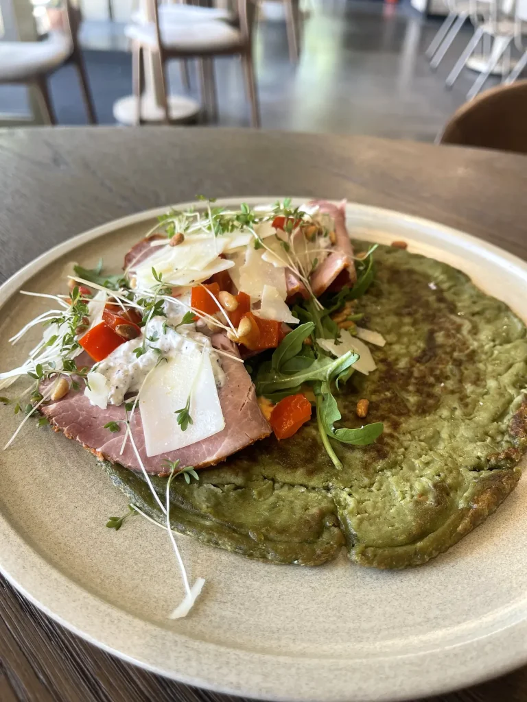 Broodje pesto en ham als lunch bij Bij Maaten
