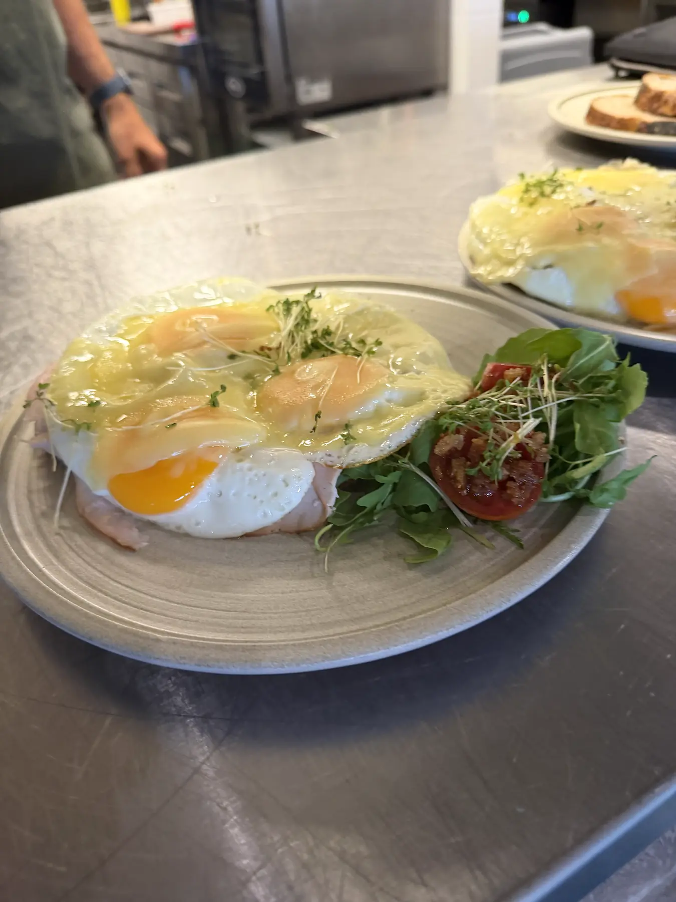 Eieren benedict als ontbijt bij Bij Maaten
