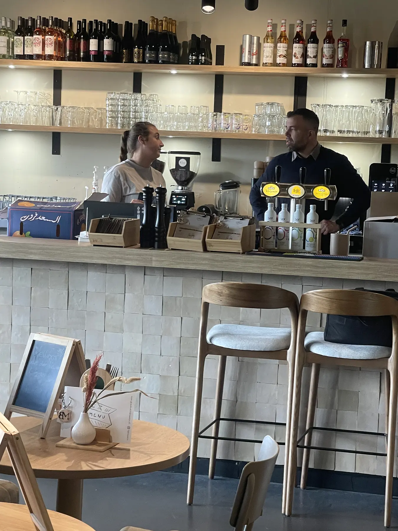 Medewerkers werken samen aan de bar van Bij Maaten