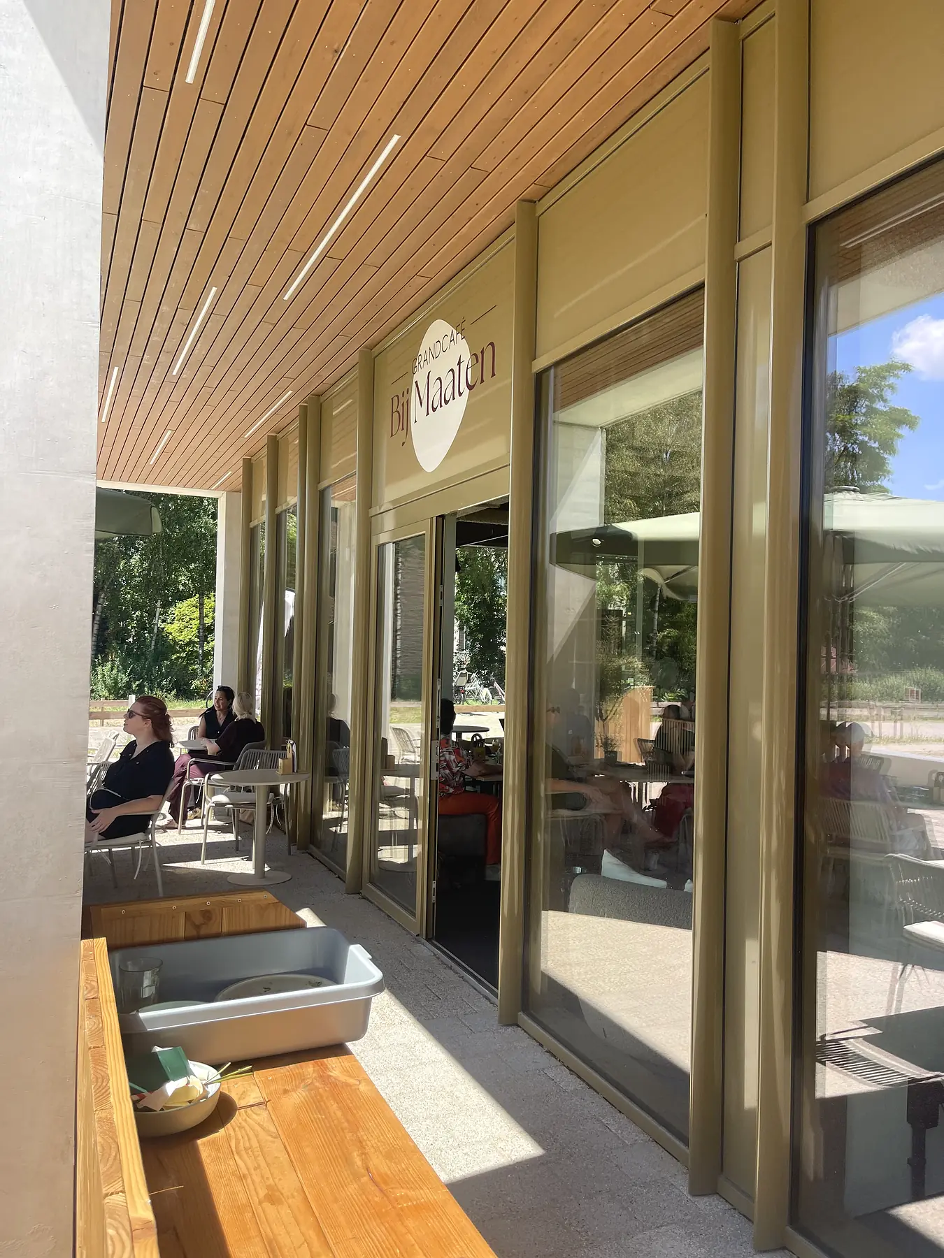 Terras en entree van Bij Maaten in Ede