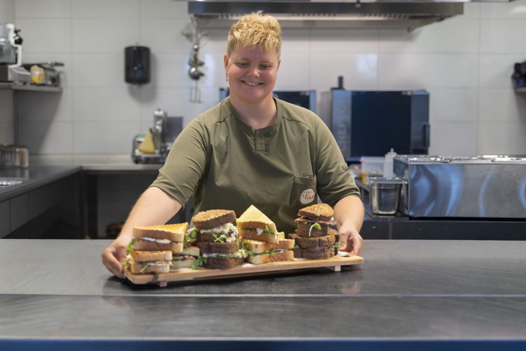 Hapjes voor de high tea worden geserveerd bij Bij Maaten