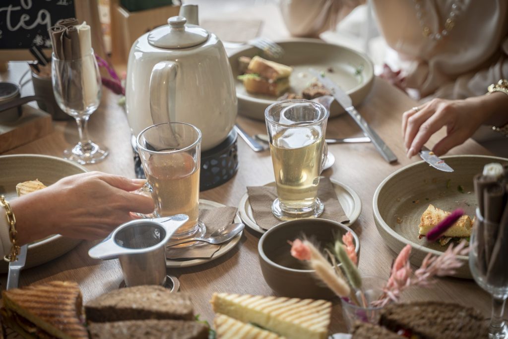 Samen genieten van high tea bij Bij Maaten in Ede