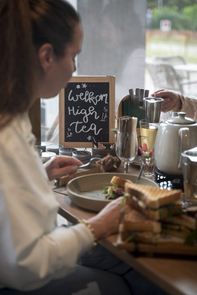 High tea-tafel met hapjes en thee in Ede