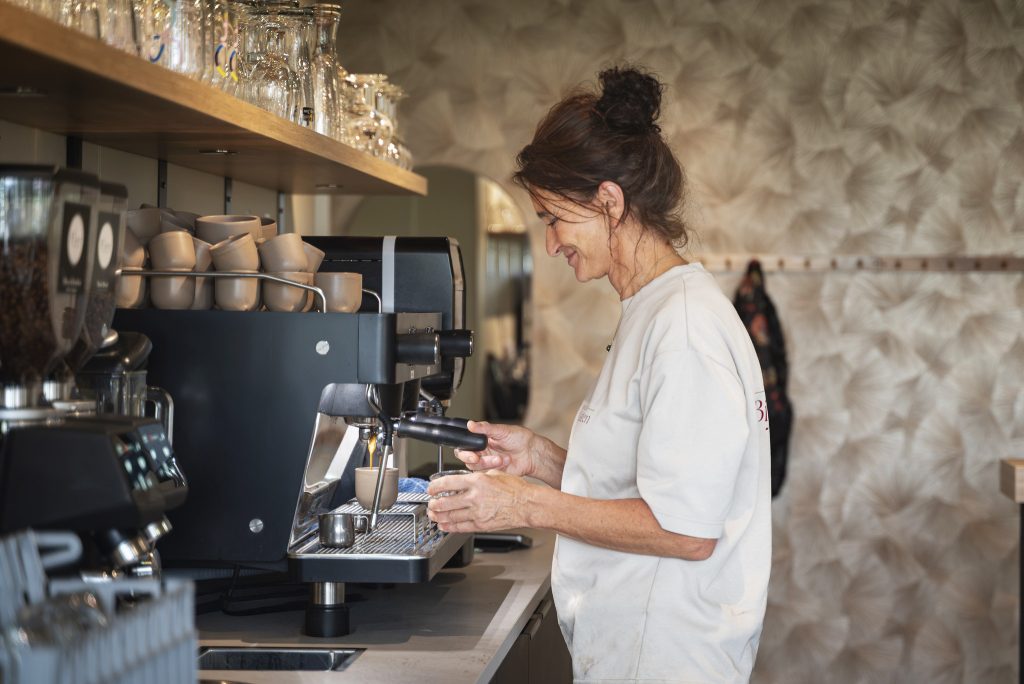 Barista aan de espressomachine bij Bij Maaten