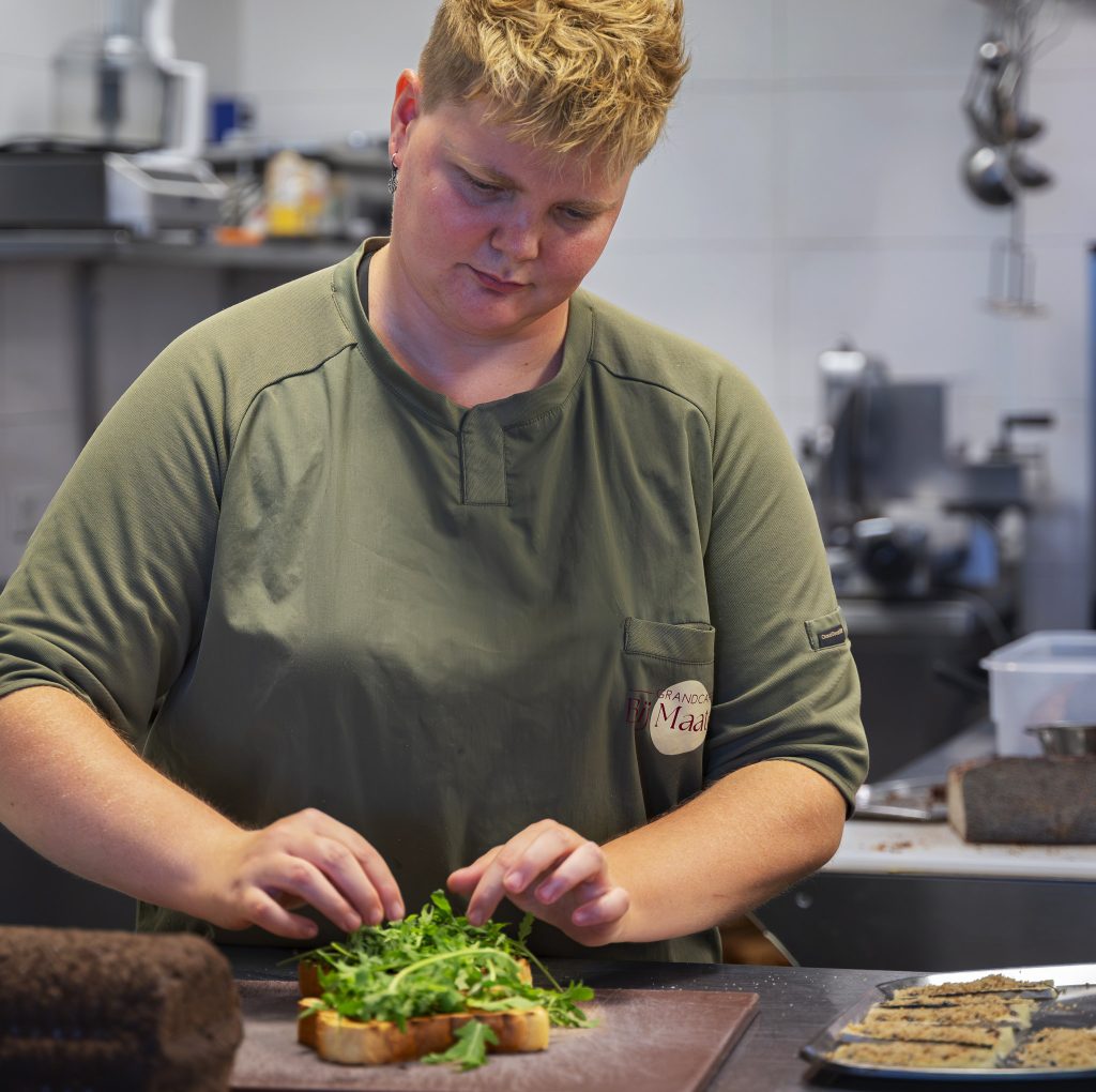 Kok garneert lunch bij Bij Maaten