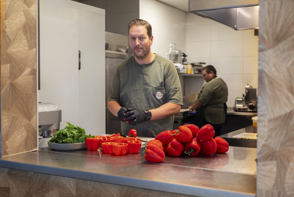 Kok in de keuken bij Bij Maaten