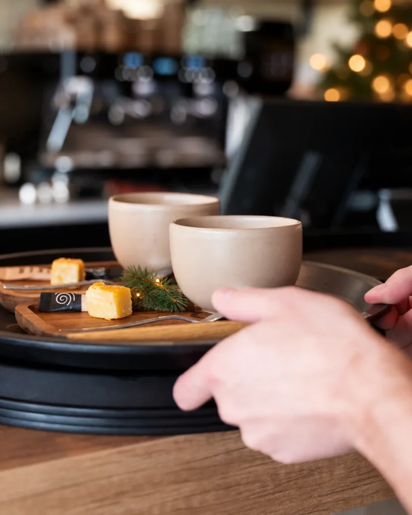 Kerstborrel koffie serveren bij Bij Maaten