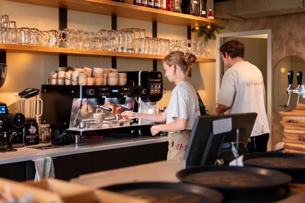 Kerstborrel team achter de bar bij Bij Maaten